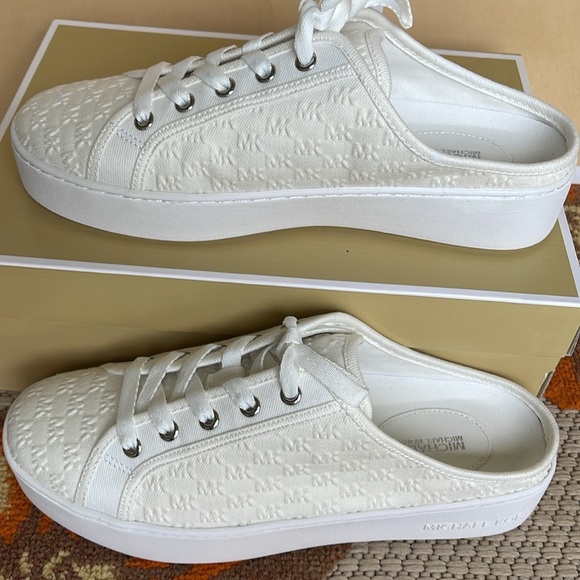 Michael Kors POPPY SLIDE SNEAKERS MK DEBOSSED WASHED DENIM
49T4POFP2D Platforms - Picture 2 of 16